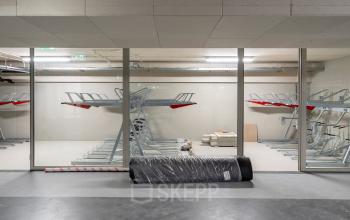 Kantoorruimte in Amsterdam Buitenveldert aan Walborg 2A met fietsenstalling voor kantoorgebruik en opslag van materialen.