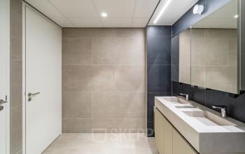 Moderne badkamer in kantoorpand op Walborg 2A, Amsterdam Buitenveldert, te huur zonder meubels.