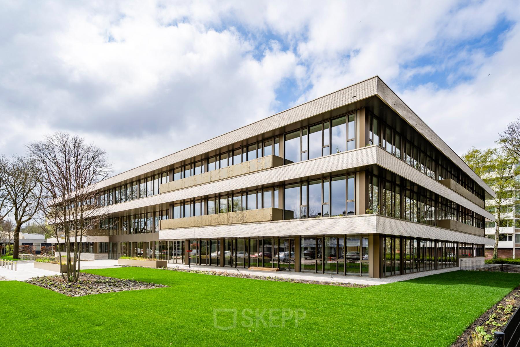 Modern kantoorpand in Amsterdam Buitenveldert, Walborg 2A, met grote ramen en goed onderhouden tuin, ideaal voor kantoorruimte huren.