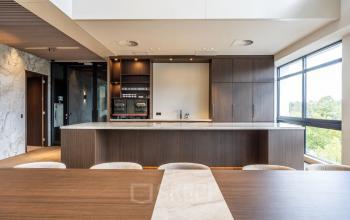 Moderne kantoorruimte huren met een stijlvolle, gemeubileerde pantry op Zwaansvliet 1 in Amsterdam Buitenveldert, met uitzicht en veel natuurlijk licht.