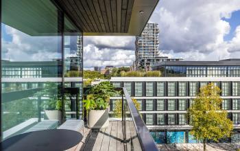Uitzicht vanaf een balkon in Amsterdam Buitenveldert met moderne kantoorgebouwen op de achtergrond, ideaal voor kantoorruimte huren.