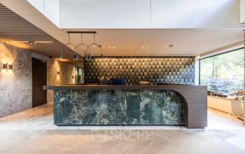 Lobby van een kantoorpand in Amsterdam Buitenveldert op Zwaansvliet 1, met een elegante balie en moderne verlichting, ideaal voor kantoorruimte huren.