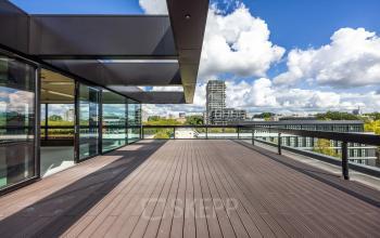 Moderne, ruime kantoorruimte te huur op Zwaansvliet 1, Amsterdam Buitenveldert, met een groot buitenterras en glazen gevel voor veel natuurlijk licht.
