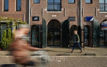 Voorzijde van het kantoorpand