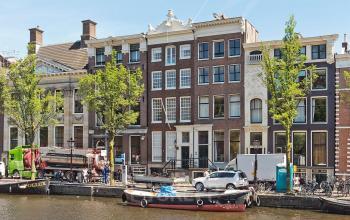Voorzijde van het kantoorpand