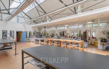 Lichtovergoten kantoor met hoge plafonds en grote ramen aan de Oudeschans 21 in Amsterdam Centrum, ideaal voor creatieve ondernemers die kantoren willen huren.