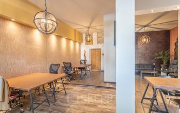 Modern ingerichte kantoorruimte op Oudeschans 21 in Amsterdam Centrum, met stijlvol meubilair en sfeervolle verlichting.