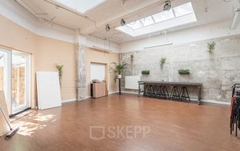 Moderne kantoorruimte te huur op Oudeschans 21 met natuurlijk licht, houten vloeren en gevarieerde zitgelegenheden in Amsterdam Centrum.