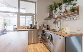 Moderne en lichte kantoorruimte met een volledig ingerichte kitchenette aan de Oudeschans 21, ideaal voor bedrijven die een kantoor in Amsterdam Centrum willen huren.