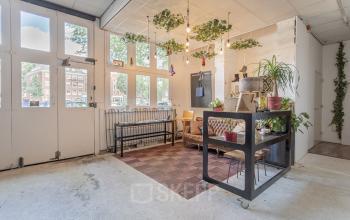 Stijlvol ingerichte kantoorruimte op de Oudeschans 21 in Amsterdam Centrum met moderne zitgelegenheid en veel planten