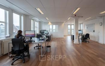 nette ruime kantoorruimte Amsterdam houten vloer