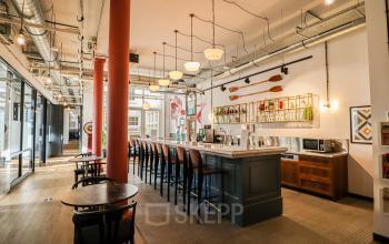 Sfeervol ingerichte kantoorruimte met bar en zitgedeelte, gelegen aan Nieuwezijds Voorburgwal 162 in Amsterdam Centrum. Ideaal voor creatieve werkplekken of informele vergaderingen.