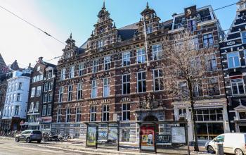 Exterieur aan de Nieuwezijds Voorburgwal 162 in Amsterdam Centrum, met een karakteristiek kantoorpand geschikt voor kantoorruimte huren.