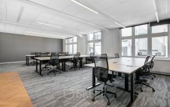 Zakelijke kantoorruimte huren op Rokin 92-96 met ruime werkomgeving en grote ramen voor voldoende daglicht in Amsterdam Centrum.