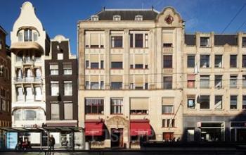 Exterieur van een kantoorpand op Rokin 92-96, Amsterdam Centrum, met klassieke gevel. Ideale locatie voor kantoorruimte huren in het hart van Amsterdam, omringd door historische architectuur.