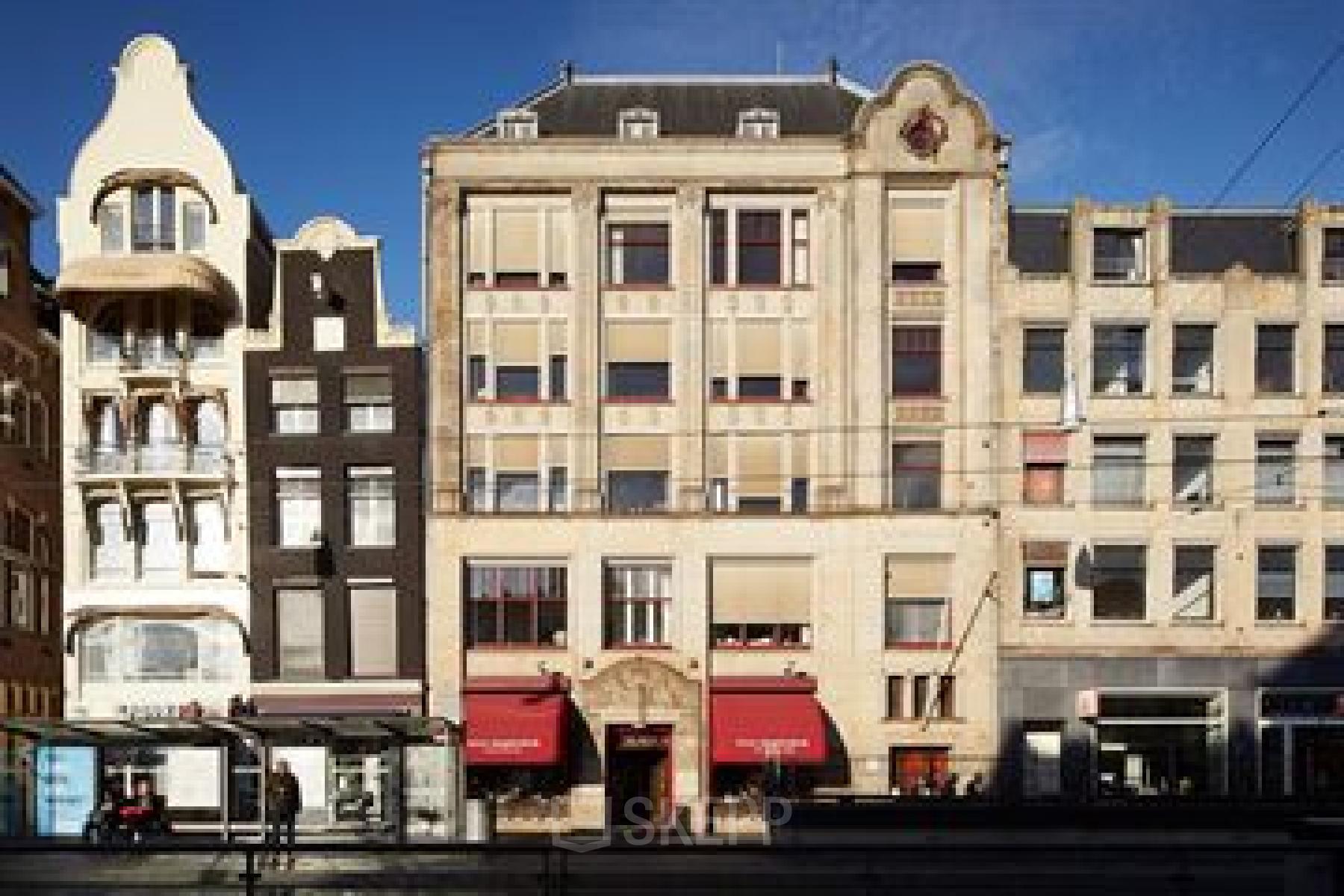 Exterieur van een kantoorpand op Rokin 92-96, Amsterdam Centrum, met klassieke gevel. Ideale locatie voor kantoorruimte huren in het hart van Amsterdam, omringd door historische architectuur.