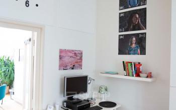 Gezellige kantoorruimte met een bureau, stoel en computer bij Schippersgracht 1-3 in Amsterdam Centrum, te huur voor zakelijke activiteiten.