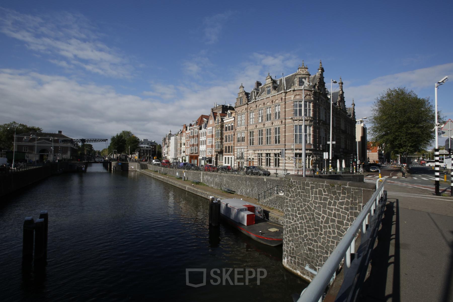 Historisch kantoorpand aan Schippersgracht 1-3 in Amsterdam Centrum met uitzicht op de gracht. Ideale locatie om een kantoor te huren in een prachtige omgeving.