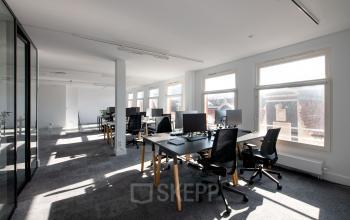 Moderne kantoorruimte huren aan de Leidsestraat 32 in Amsterdam Centrum met ruime werkplekken, invallend daglicht en een strak interieur.