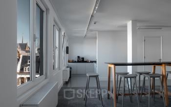 Interieur van kantoorpand op Leidsestraat 32, Amsterdam Centrum met uitzicht op de stad en een moderne kitchenette, ideaal voor kantoorruimte huren.