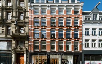 Gevel van het kantoorpand op Leidsestraat 32, Amsterdam Centrum, met historische architectuur en winkelpuien op de begane grond. Ideale locatie voor kantoorruimte huren.