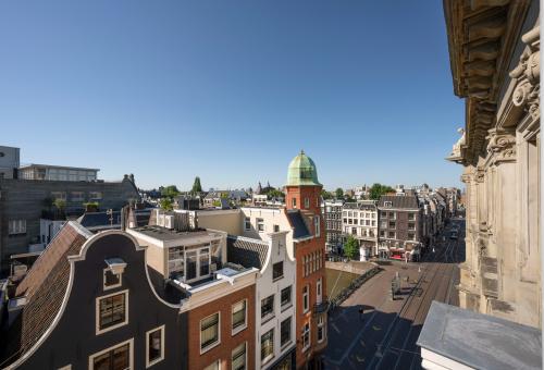 Uitzicht op de historische panden van de Leidsestraat 32 in Amsterdam Centrum, met zicht op de traditionele architectuur en een levendige straatomgeving, geschikt voor kantoorruimte huren.