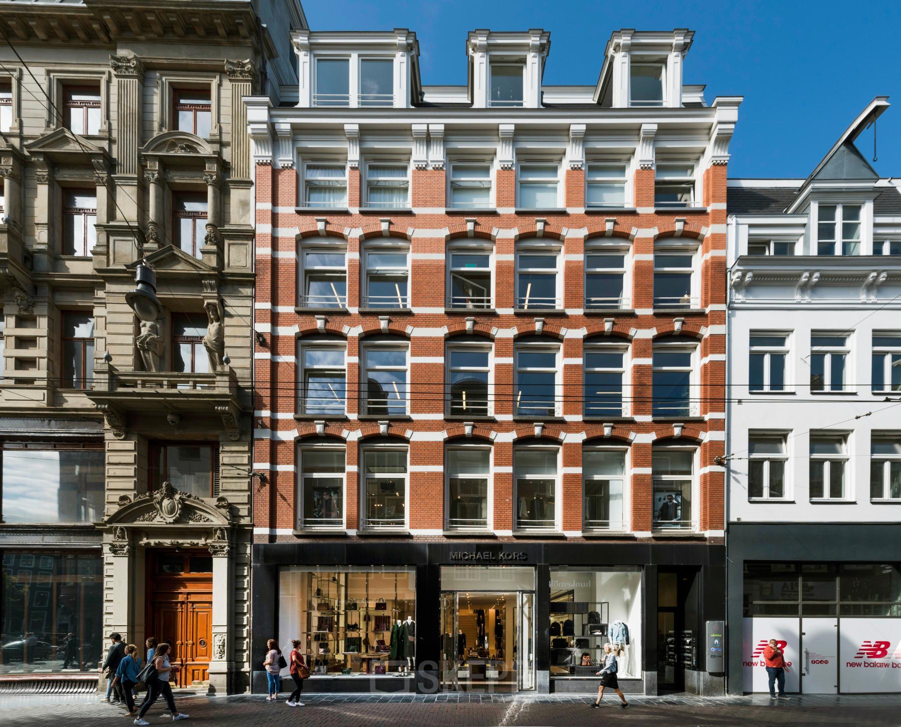 Gevel van het kantoorpand op Leidsestraat 32, Amsterdam Centrum, met historische architectuur en winkelpuien op de begane grond. Ideale locatie voor kantoorruimte huren.