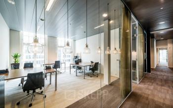 Modern kantoorpand gelegen aan Muiderstraat 1 in Amsterdam Centrum, met glazen wanden en stijlvolle werkplekken. Geschikt voor bedrijven die kantoorruimte willen huren in een dynamische omgeving.