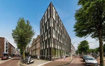 Kantoorpand gelegen op Muiderstraat 1 in Amsterdam Centrum, met een strakke en moderne uitstraling. Ideaal voor bedrijven die kantoorruimte willen huren in een levendige omgeving.