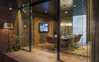 Stijlvolle kantoorruimte met vergadertafel en moderne inrichting op Muiderstraat 1, Amsterdam Centrum, ideaal voor zakelijke besprekingen.