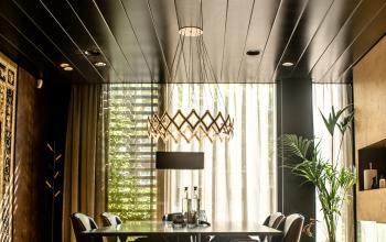 Stijlvolle vergaderruimte in kantoorpand op Muiderstraat 1, Amsterdam Centrum, met grote houten tafel, luxe stoelen en sfeervolle decoratie.