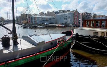 Zicht op de grachten bij Prinseneiland 23A in Amsterdam Centrum, met diverse boten en karakteristieke panden aan het water.