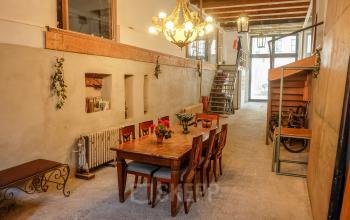 Unieke kantoorruimte huren in Amsterdam Centrum op Prinseneiland 23A. Gezellige gemeenschappelijke werkruimte met houten tafels, stoelen en decoratieve elementen. Industriële sfeer in dit karakteristieke kantoorpand.