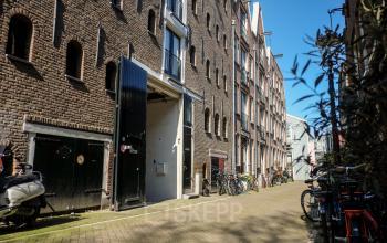 Kantoorpand aan Prinseneiland 23A in Amsterdam Centrum, gezien vanaf de straat met historische bakstenen gevels en geparkeerde fietsen.