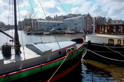 Zicht op de grachten bij Prinseneiland 23A in Amsterdam Centrum, met diverse boten en karakteristieke panden aan het water.