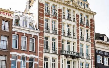 Klassiek gevel van kantoorpand aan Prins Hendrikkade 21 in Amsterdam Centrum, perfecte locatie voor kantoorruimte huren in het hart van de stad.