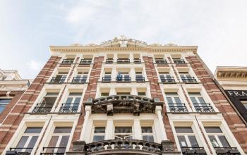 Exterieur van een historisch kantoorpand op Prins Hendrikkade 21, Amsterdam Centrum, beschikbaar voor kantoorruimte huren.
