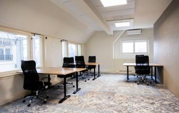 Ruime kantoorruimte huren in Amsterdam Centrum op Prins Hendrikkade 21 met rustige werksfeer. De ruimte heeft meerdere bureaus en stoelen, ideaal voor productiviteit in een professionele omgeving.