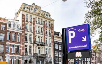 Klassiek kantoorpand aan de Prins Hendrikkade 21 in Amsterdam Centrum, geflankeerd door historische gebouwen, ideaal om kantoorruimte te huren.