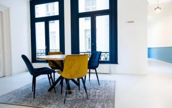 Moderne kantoorruimte huren aan de Prins Hendrikkade 21, Amsterdam Centrum, met stijlvolle meubels en veel natuurlijk licht. Perfect voor inspirerende vergaderingen in een levendige omgeving.