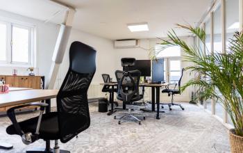 Modern ingerichte kantoorruimte op Prins Hendrikkade 21, Amsterdam Centrum, met bureaus, stoelen en computers, klaar voor de huur.