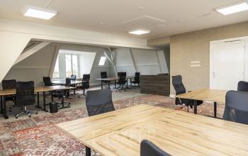 Ruime kantoorruimte huren op Prins Hendrikkade 21 in Amsterdam Centrum, voorzien van moderne werkplekken en veel natuurlijk licht. Ideaal voor bedrijven die een inspirerende werkomgeving zoeken.