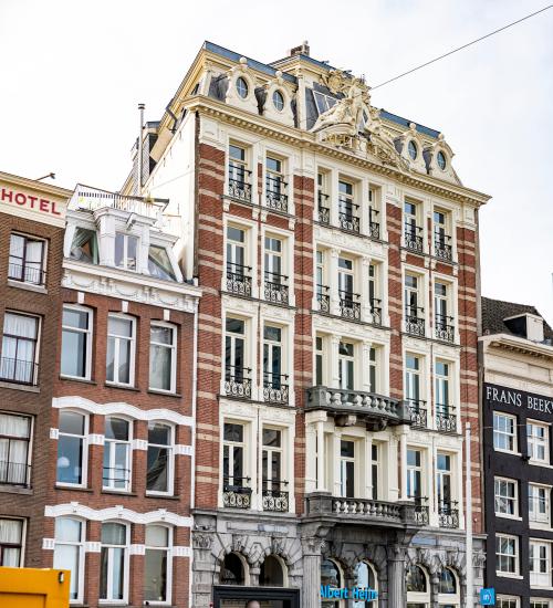 Klassiek gevel van kantoorpand aan Prins Hendrikkade 21 in Amsterdam Centrum, perfecte locatie voor kantoorruimte huren in het hart van de stad.