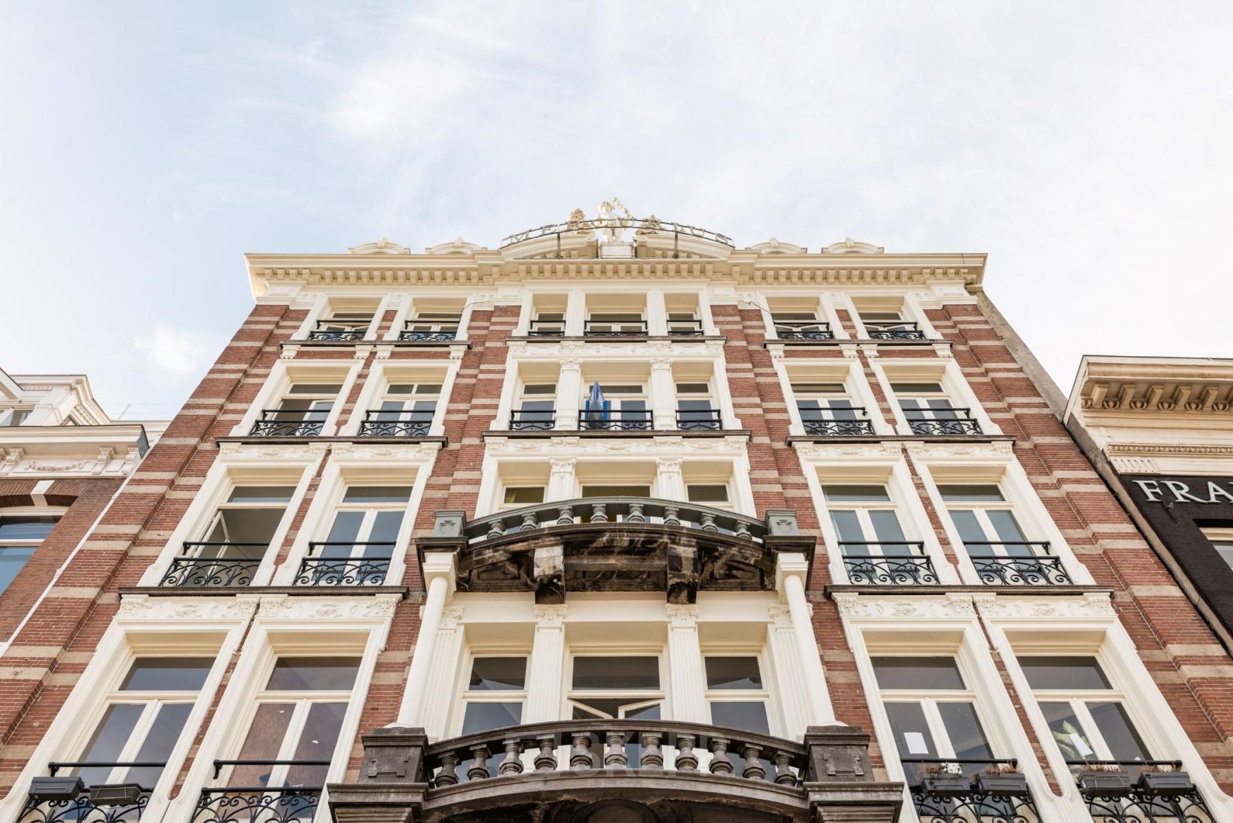 Exterieur van een historisch kantoorpand op Prins Hendrikkade 21, Amsterdam Centrum, beschikbaar voor kantoorruimte huren.