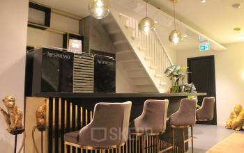 Modern ingerichte ontvangstruimte in kantoorpand op Hekelveld 8-10 in Amsterdam Centrum, met stijlvolle stoelen aan een balie.