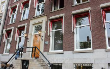 Pand aan de Singel 126 in Amsterdam Centrum met klassieke gevel en trap naar de entree. Ideaal voor wie op zoek is naar een kantoorpand huren in een centrale omgeving.