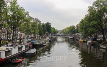 Amsterdam Centrum, Singel 126, uitzicht op grachtenpand, ideaal voor kantoorruimte huren, met karakteristieke grachten en woonboten.