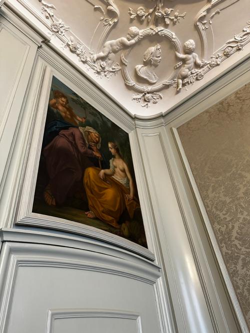 Bovenzijde van een kantoorpand aan Singel 126 in Amsterdam Centrum met gedetailleerd plafondwerk en een schildering.