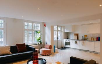 Interieur van een kantoorpand op Westeinde 14-16 in Amsterdam Centrum, met gemeubileerde zithoek en keukenfaciliteiten. Ideaal voor kantoorruimte huren met een moderne uitstraling.