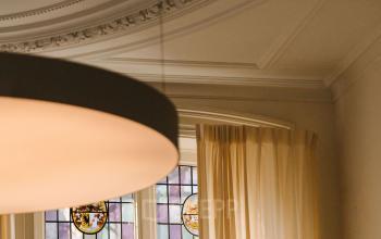 Kantoorruimte huren op Westeinde 14-16, Amsterdam Centrum met stijlvolle plafonddetails en glas-in-loodramen. Sfeervolle ruimte voor creatief werk of vergaderingen in een karakteristieke omgeving.